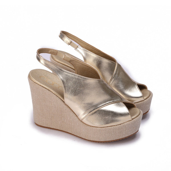 Heeled sandal with crossed straps