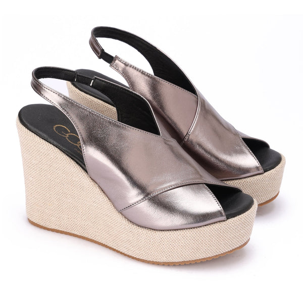 Heeled sandal with crossed straps in gray